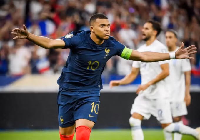 Mbappe mừng bàn vào lưới Hy Lạp tối 19/6. Ảnh: LP