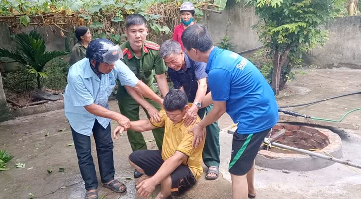 Người đàn ông ngất xỉu dưới giếng sâu 13m được giải cứu kịp thời. Ảnh: Công an huyện Thanh Chương