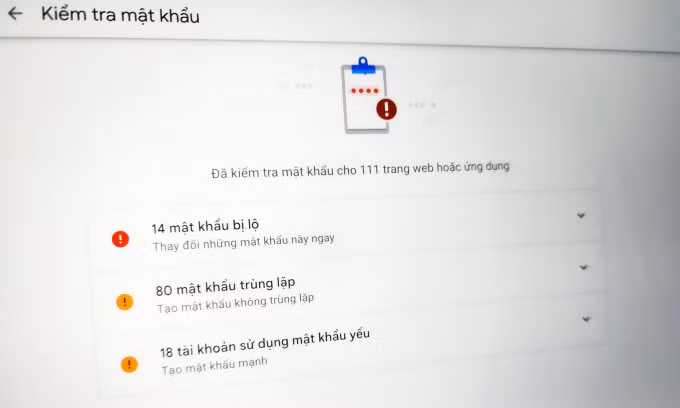 Tính năng Password Checkup trên Google Chrome cảnh báo về số mật khẩu bị lộ và trùng lặp. Ảnh: Bảo Lâm