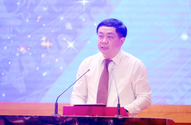 Nhà báo Mai Vũ Tuấn, Ủy viên Ban Chấp hành Hội Nhà báo Việt Nam, Chủ tịch Hội Nhà báo tỉnh, Giám đốc Trung tâm Truyền thông tỉnh Quảng Ninh, phát biểu khai mạc buổi lễ.