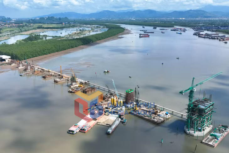 Thi công cọc khoan nhồi, bệ móng, xà mũ và thân trụ (6-2023). Ảnh: Đỗ Phương