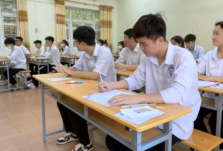 Các thí sinh điền thông tin vào giấy nháp, giấy thi, sẵn sàng bước vào môn thi đầu tiên là môn Ngữ văn, thời gian làm bài 120 phút.