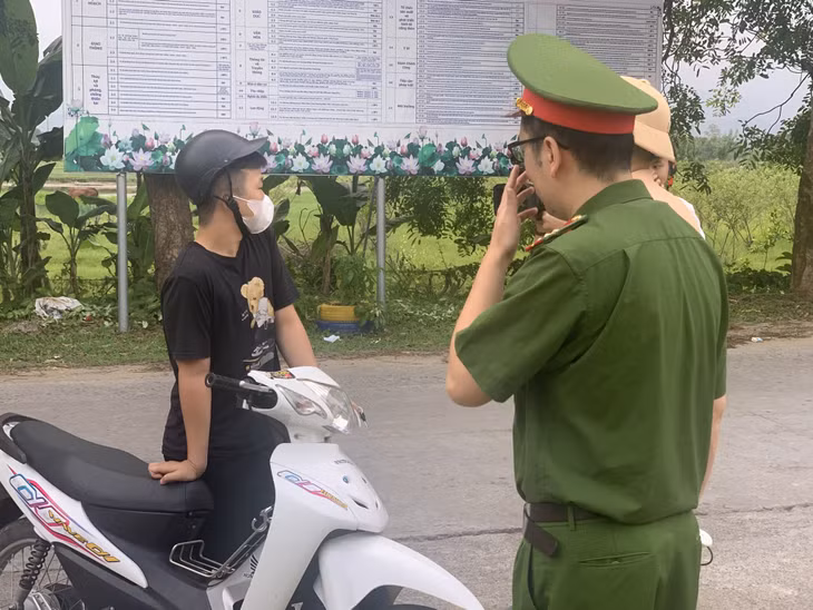 Cán bộ Đội CSGT-TT Công an TP Móng Cái kiểm tra, kết hợp tuyên truyền giao thông an toàn cho người dân.