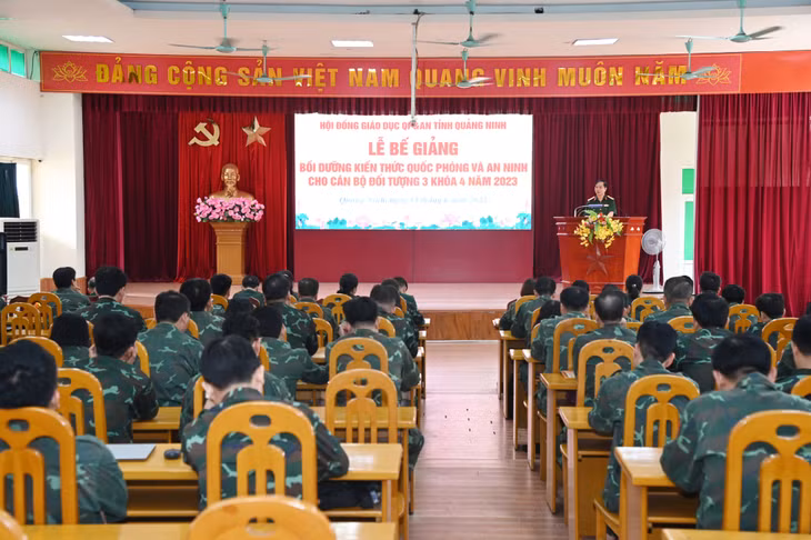 Quang cảnh bế giảng.