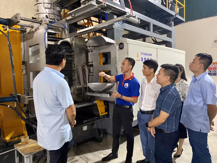 Đoàn thẩm định tham quan dây chuyền sản xuất tại Công ty CP Nhựa HBC (TP Cẩm Phả).