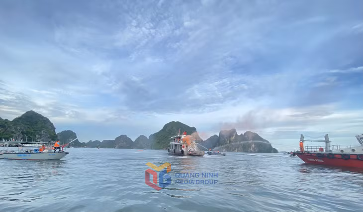Quang cảnh diễn tập phương án phòng cháy chữa cháy, phòng chống thiên tai, tìm kiếm cứu nạn, đảm bảo an toàn vệ sinh lao động và ứng phó sự cố tràn dầu trên vịnh Hạ Long năm 2023.