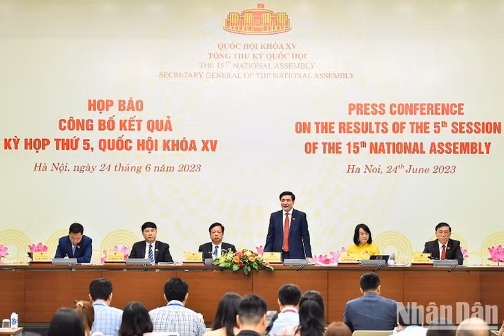Tổng Thư ký, Chủ nhiệm Văn phòng Quốc hội Bùi Văn Cường phát biểu tại họp báo công bố kết quả Kỳ họp thứ 5, Quốc hội khóa XV. (Ảnh: THỦY NGUYÊN)