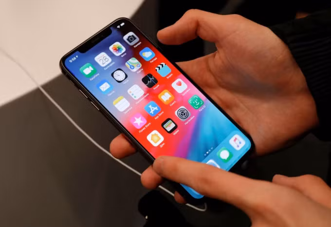 iPhone XS Max trên tay một người dùng tại cửa hàng Apple ở Moscow tháng 9/2018. Ảnh: Reuters