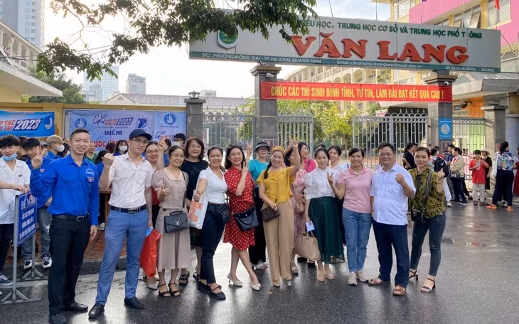 Lực lượng thanh niên tình nguyện cùng các thầy cô giáo, các bậc phụ huynh động viên, tiếp sức cho các sĩ tử bên ngoài Điểm thi Trường Tiểu học, THCS và THPT Văn Lang (TP Hạ Long).