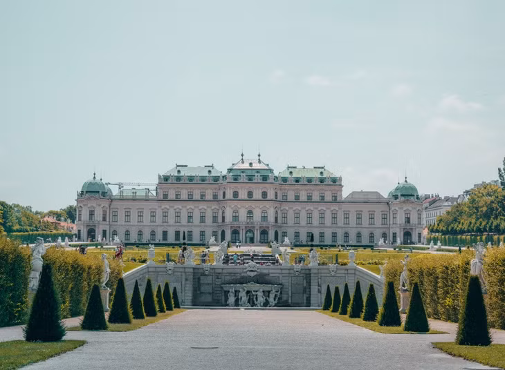 Vienna (Áo) là thủ đô của âm nhạc cổ điển nổi tiếng. Vienna được bao bọc bởi khu rừng xanh tươi dưới chân núi Alps hùng vĩ, nơi có dòng sông Danube trong xanh chảy qua thành phố. Ngoài ra, du khách sẽ ngạc nhiên trước những kiến trúc, văn hóa, quán cà phê, các viện bảo tàng và công viên giải trí của Vienna mang lại. Ảnh: Leyre/Unsplash.