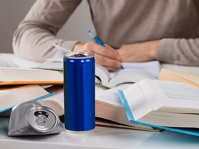 Nước tăng lực chứa hàm lượng đường cao gây rối loạn tiêu hóa, béo phì (Ảnh minh họa).