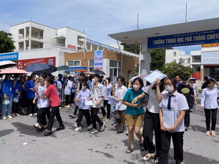 Các bậc phụ huynh túc trực trước cổng trường đón con em mình sau giờ kết thúc môn thi.