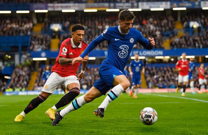 Tiền vệ Mason Mount (phải) trong trận gặp Man Utd trên sân Stamford Bridge, thành phố London ở Ngoại hạng Anh ngày 22/10/2022. Ảnh: Reuters