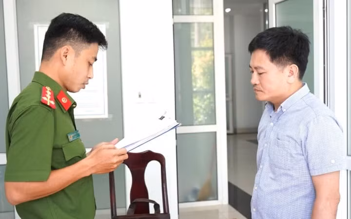 Cơ quan công an tống đạt quyết định khởi tố, tạm giam Lương Thiện Anh Tuấn.