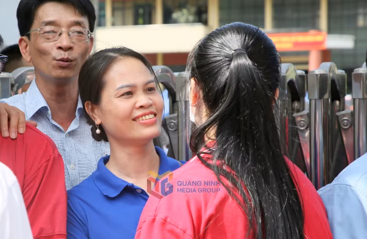 Ánh mắt đầy yêu thương, tin tưởng của cô giáo khi đón những cô cậu học trò của mình rời phòng thi.