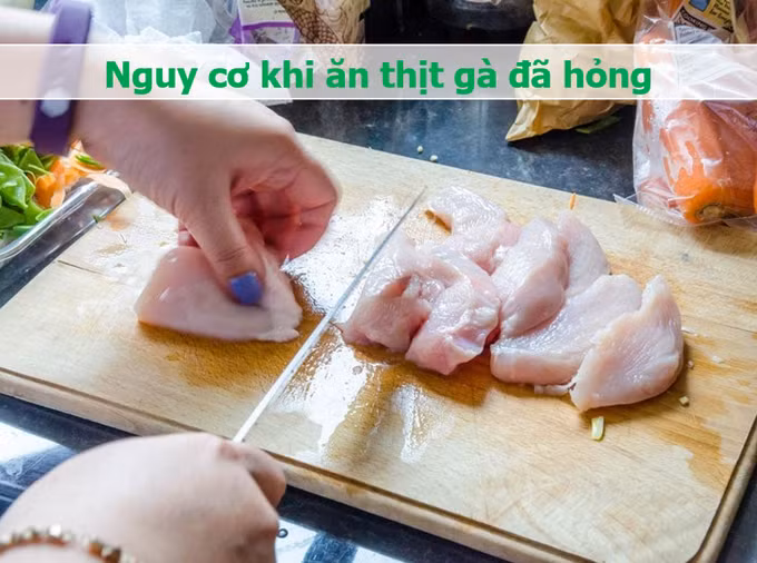 Bạn cần tránh nấu nướng và ăn thịt gà ôi thiu (Đồ họa: Minh Nhật).