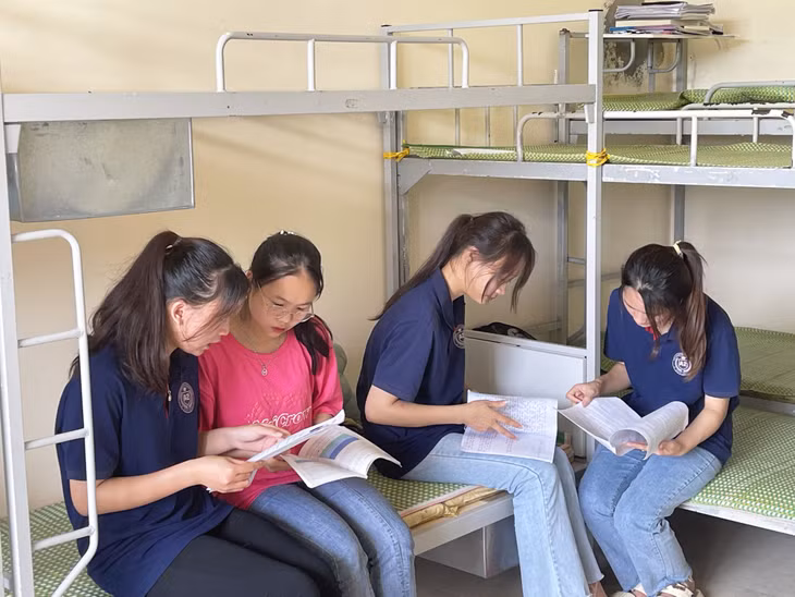 Học sinh tại các thôn, bản xa điểm thi của huyện Ba Chẽ được bố trí chỗ nghỉ ngơi, ôn bài...