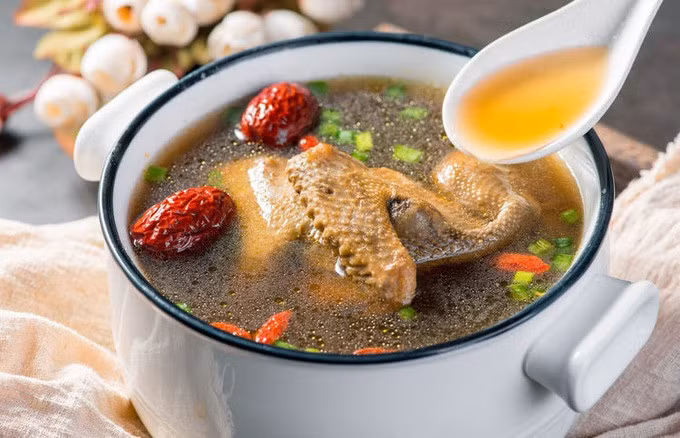 Chim bồ câu hầm thuốc Bắc là món ăn rất thích hợp dùng cho người suy nhược cơ thể, phụ nữ có thai và sau khi sinh...