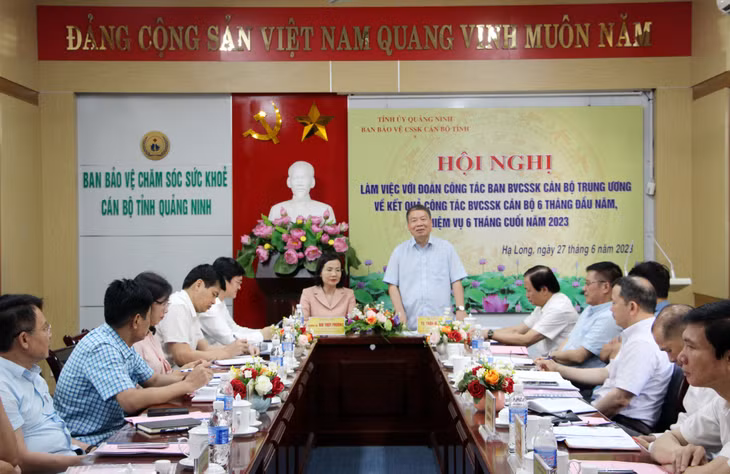 Đồng chí Trần Huy Dụng, Phó trưởng Ban Thường trực Ban Bảo vệ chăm sóc sức khỏe cán bộ Trung ương, phát biểu tại buổi làm việc.