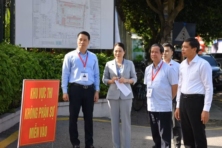 Bộ trưởng Nguyễn Kim Sơn kiểm tra công tác coi thi ngày 28/6 tại Trường THPT Uông Bí, Quảng Ninh.