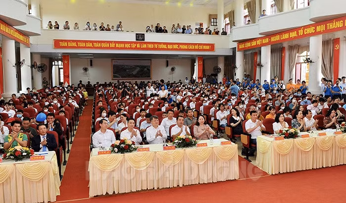 Các đồng chí lãnh đạo và đại biểu dự chương trình
