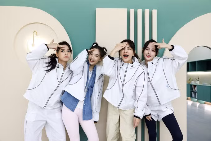 Chi Pu nổi bật bên các nghệ sĩ Trung Quốc tại "Đạp gió" mùa 4 (Ảnh: Mango TV).