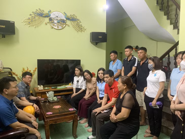 Lãnh đạo TP Hạ Long động viên, hỏi thăm, hỗ trợ gia đình.