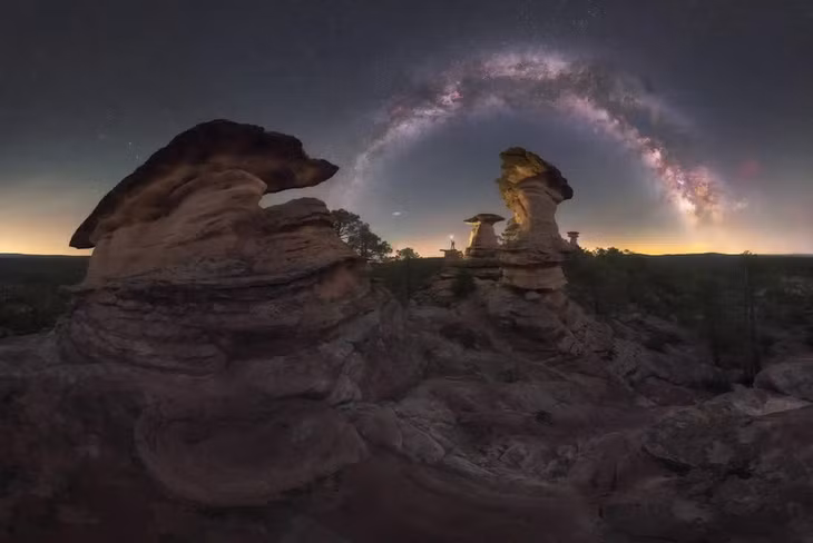 Bức ảnh Dải ngân hà trên Hoodoos của Cuenca của tác giả Luis Cajete chụp tại Cuenca, Tây Ban Nha. Chứng kiến vòng cung của dải ngân hà là một trải nghiệm đáng kinh ngạc. Một số bầu trời tối nhất của Tây Ban Nha có thể được tìm thấy ở Serranía de Cuenca, một khu vực có vẻ đẹp địa chất đáng chú ý. Ở khu vực phía nam là nơi mà nước đã chạm khắc cảnh quan, tạo ra các thành tạo hấp dẫn và ống khói đá vôi.