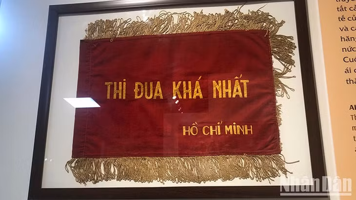 Lá cờ thi đua Chủ tịch Hồ Chí Minh tặng xã Cộng Hòa, huyện Tam Dương (Vĩnh Phúc) có thành tích xuất sắc tham gia đội dân công phục vụ chiến dịch Thượng Lào năm 1953\\.