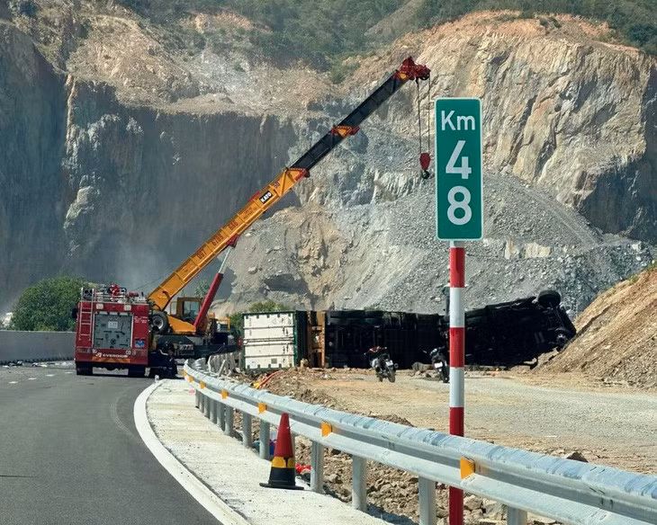 Xe cẩu trục kéo container gây tai nạn - Ảnh: THỤC NGHI