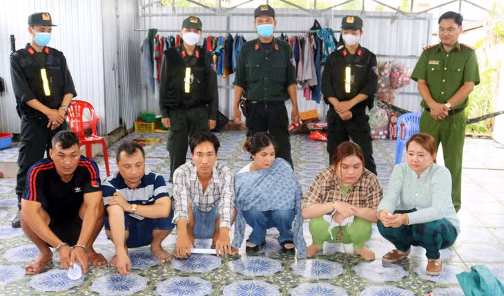 Các đối tượng bị bắt quả tang về hành vi đánh bạc.