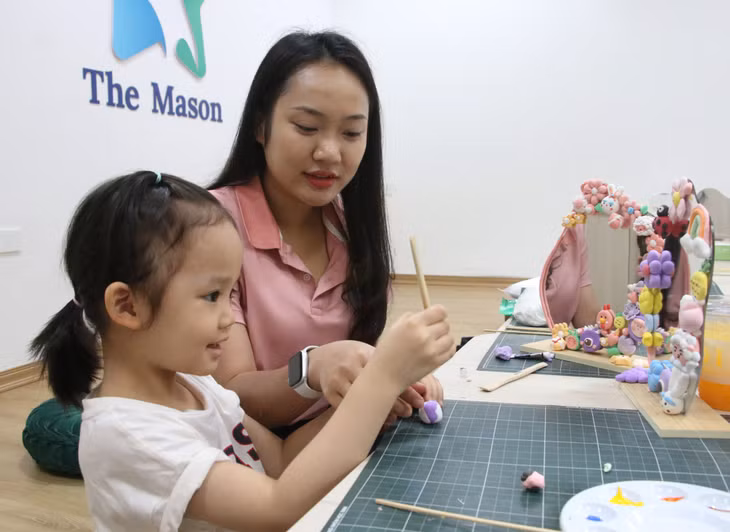 Hoạt động workshop làm đất nặn trang trí gương phù hợp với nhiều độ tuổi từ thiếu nhi đến thanh niên.