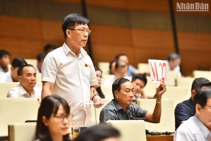 Đại biểu Lý Văn Huấn (Thái Nguyên) phát biểu tranh luận với Bộ trưởng Nguyễn Văn Thắng. (Ảnh: ĐĂNG KHOA)