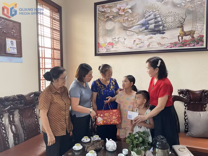 Phạm Đan Lê, học sinh Trường Tiểu học Lê Lợi (thứ 3 phải sang) được Chi hội Phụ nữ khu 8 (phường Quang Trung, TP Uông Bí) nhận đỡ đầu 300.000 đồng/tháng.