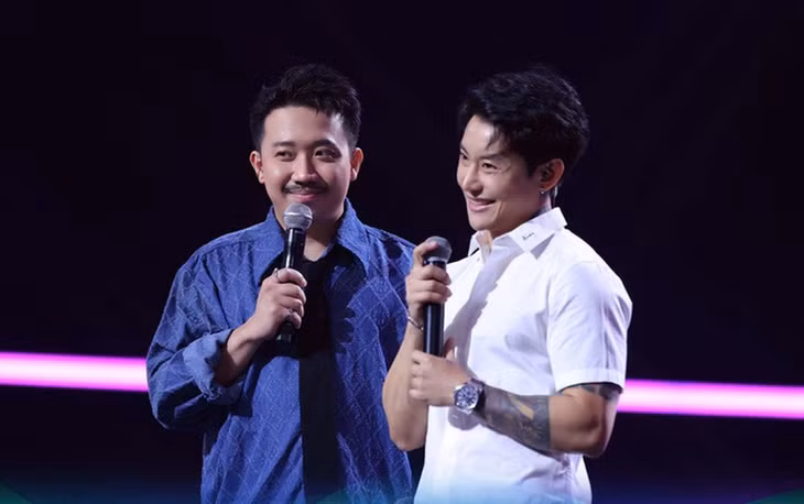 MC Trấn Thành và người chơi NPAK ở tập 1 chương trình Người ấy là ai? mùa 5 - Ảnh: BTC