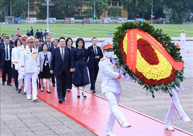 Tổng thống Hàn Quốc Yoon Suk Yeol và Phu nhân đặt vòng hoa tại Lăng Chủ tịch Hồ Chí Minh - Ảnh: TTXV