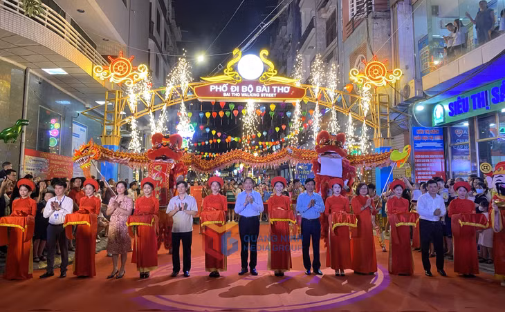 Lãnh đạo tỉnh và thành phố Hạ Long cắt băng khánh thành phố đi bộ Bài Thơ.