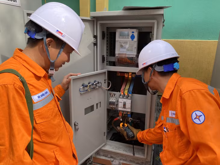 Tại tất cả các điểm thi đều có công nhân của ngành Điện túc trực, kiểm tra các thiết bị để đảm bảo vận hành an toàn lưới điện.