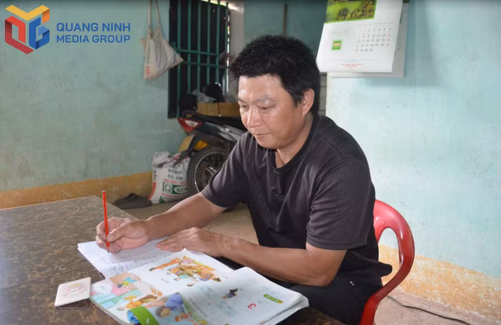 Anh La Tiến Dích (thôn Bản Pạt, xã Lục Hồn, huyện Bình Liêu) ôn bài ở nhà trước khi đến lớp xóa mù chữ.