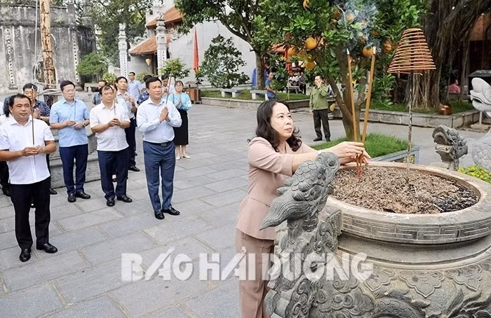 Sáng cùng ngày, đồng chí Phó Chủ tịch nước Võ Thị Ánh Xuân và các đồng chí lãnh đạo tỉnh, TP Chí Linh đã dâng hương và trồng cây lưu niệm tại đền Kiếp Bạc (Chí Linh).Đồng chí Phó Chủ tịch nước Võ Thị Ánh Xuân và các đồng chí lãnh đạo tỉnh dâng hương tại đền Kiếp Bạc Các đồng chí lãnh đạo trồng cây lưu niệm tại đền Kiếp Bạc (TP Chí Linh) Đồng chí Phó Chủ tịch nước Võ Thị Ánh Xuân tặng quà cho Ban Quản lý khu di tích Côn Sơn - Kiếp Bạc