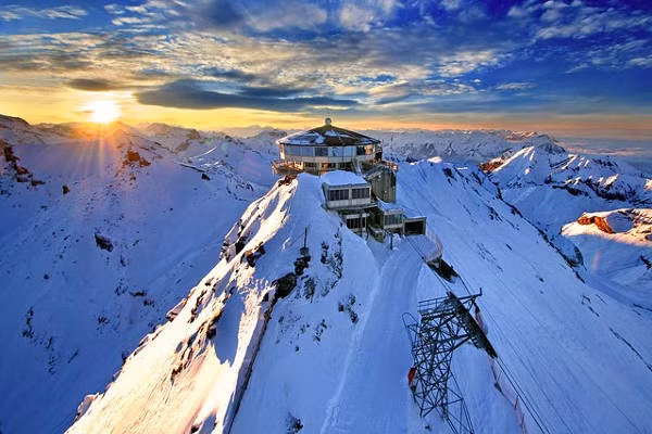 Dãy Alps: Đây là dãy núi tráng lệ ở châu Âu, trải dài qua một số quốc gia bao gồm Pháp, Thụy Sĩ, Italy, Áo, Đức và Slovenia. Alps là một trong những dãy núi nổi tiếng và mang tính biểu tượng nhất trên thế giới. Đây không chỉ là thiên đường cho những người thích leo núi mà còn có các hoạt động giải trí quanh năm. Khu vực này nổi tiếng với những khu nghỉ mát trượt tuyết, thu hút những người đam mê thể thao mùa đông từ khắp nơi trên thế giới. Các điểm trượt tuyết nổi tiếng bao gồm Chamonix ở Pháp, Zermatt ở Thụy Sĩ và St. Anton ở Áo. Vào mùa hè, du khách có thể đi bộ đường dài, đạp xe, leo núi, chơi dù lượn và khám phá hệ động thực vật vùng núi cao. Ảnh: Mountain IQ.