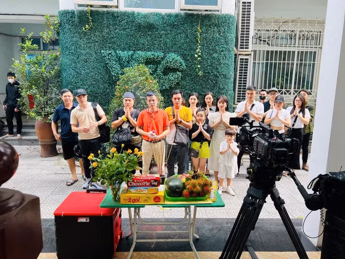 Đoàn phim "Phố trong làng" trong ngày khai máy cho phần 2 (Ảnh: Facebook nhân vật).
