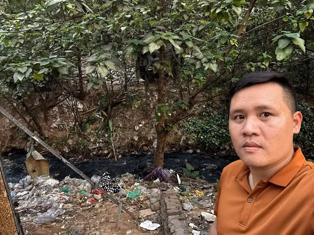 Xung quanh khu xóm trọ trong phim “Cuộc đời vẫn đẹp sao” toàn là rác. Ảnh: Nhân vật cung cấp