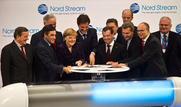 Thủ tướng Đức Angela Merkel và các quan chức khác trong lễ khánh thành đường ống đầu tiên của Nord Stream vào năm 2011. Ảnh: AFP/ Getty Images