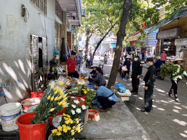 Đội Kiểm tra TTĐT và MT TP Hạ Long nhắc nhở các hộ kinh doanh tại chợ Hạ Long 2 chấp hành đúng quy định về TTĐT. Ảnh tư liệu