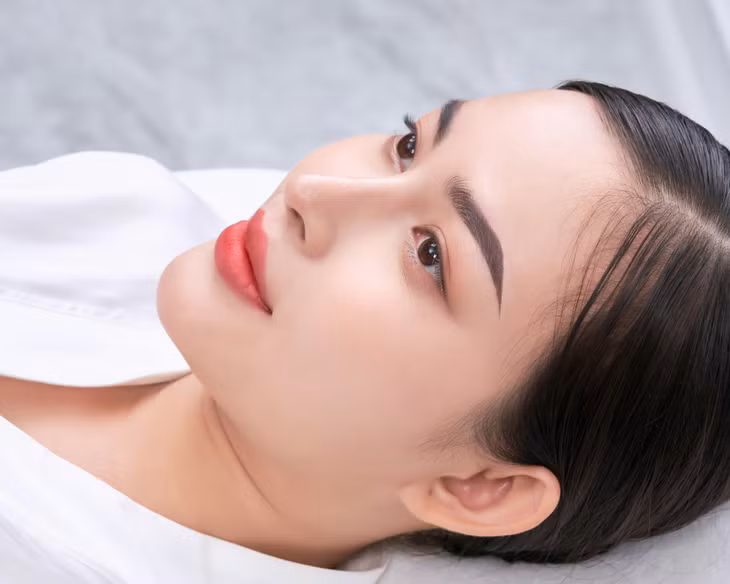 Điêu khắc chân mày 8D tạo ra các sợi mày có độ đậm nhạt khác nhau.