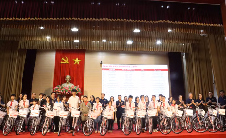 Prudential trao tặng 66 xe đạp cho học sinh nghèo vượt khó trên địa bàn tỉnh.