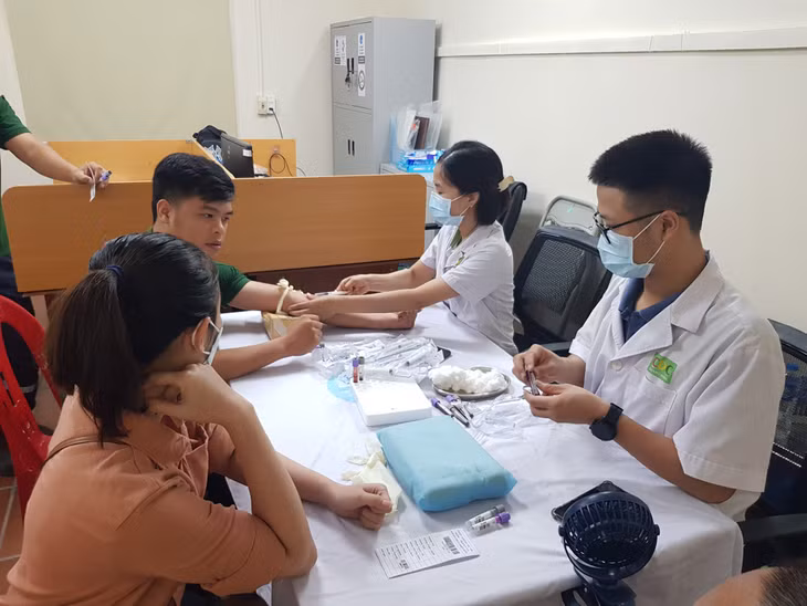Cán bộ y tế CDC Quảng Ninh khám sức khỏe định kỳ cho khách hàng tại cơ sở.