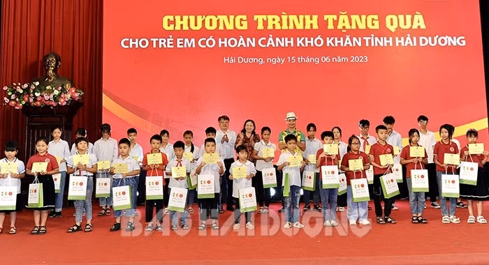 Lãnh đạo HĐND tỉnh, huyện Thanh Hà và nghệ sĩ Xuân Bắc - Đại sứ thiện chí Quỹ Bảo trợ trẻ em Việt Nam tặng học bổng cho các học sinh có hoàn cảnh khó khăn