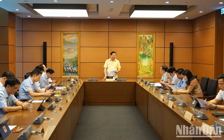 Quang cảnh phiên thảo luận tại Tổ 16 ngày 5/6. (Ảnh: TRUNG HƯNG)